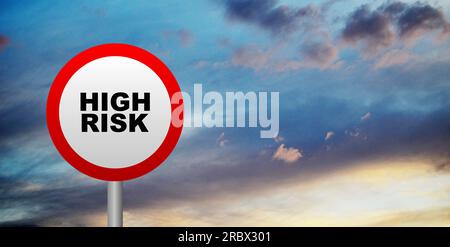 signe de risque élevé sur fond de ciel Banque D'Images
