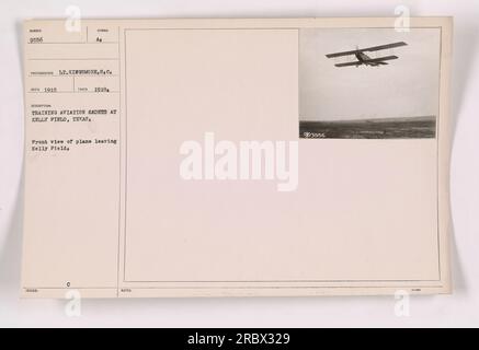 Formation des cadets de l'aviation à Kelly Field, Texas, en 1918. Cette photographie, numérotée 9556, a été prise par le lieutenant Kingsmore S.C. Il montre une vue de face d'un avion quittant Kelly Field. Note : numéro de référence 909556.» Banque D'Images