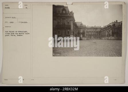 Image représentant le château de Versailles, en particulier la cour en marbre. Prise en 1919 par le photographe S.C., la photo capture la grandeur du célèbre monument de Paris, en France. La description note également la présence du symbole 188UED E et que la photographie a été prise en 1919. Les notes supplémentaires incluent le numéro 961069. Banque D'Images