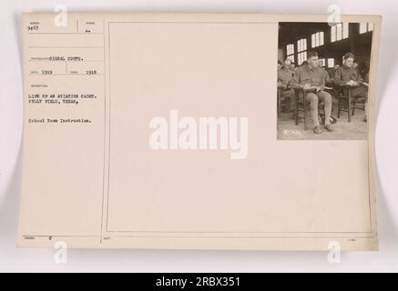 Un cadet de l'aviation suit des cours de salle d'école à Kelly Field, au Texas, en 1918. La photographie, étiquetée 111-SC-9463, a été prise par le signal corps et fait partie d'une collection d'activités militaires américaines pendant la première Guerre mondiale. Banque D'Images