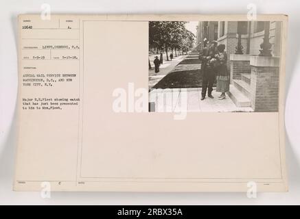 Major R.H. Fleet montre sa montre qui vient de lui être présentée à Mme Fleet après le premier service de courrier aérien entre Washington, DC et New York. La photographie a été prise le 15 mai 1918 par le lieutenant DeBerri. Banque D'Images