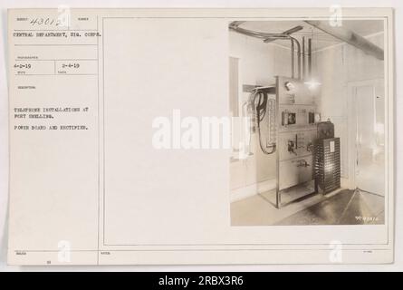 L'image montre une carte d'alimentation et un redresseur utilisés pour les installations téléphoniques à fort Snelling pendant la première Guerre mondiale Cette photographie a été prise par un photographe du département central du corps des signaux. L'image est étiquetée avec la description et les numéros d'identification. Banque D'Images