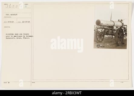 Un canon d'artillerie allemand, mesurant quatorze pouces, étant remis à l'armée américaine par l'Allemagne à Spincourt, Meuse, France. La photographie a été prise le 19 novembre 1918 par le sergent McAuley et a été reçue le 5 février 1919. Il est répertorié comme sujet 36538 et porte le numéro d'identification x36838. Banque D'Images