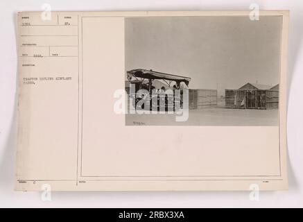 Une photographie prise en 1918 pendant la première Guerre mondiale montre un tracteur transportant des caisses d'avion. L'image est étiquetée avec le numéro 9,391 et prise par un photographe inconnu. Cette activité faisait partie des préparatifs militaires pendant la guerre. La photo a été publiée avec la description mentionnée et aucune note ou information supplémentaire n'est disponible. Banque D'Images