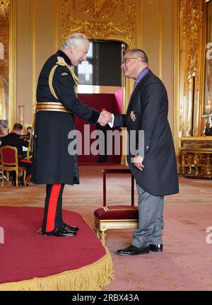 Le très honorable sir Alok Sharma, président de la Conférence des Parties des Nations Unies sur les changements climatiques (COP26), est nommé Chevalier Commandeur de l'ordre de Saint-Michel et Saint-Georges par le roi Charles III au château de Windsor. Cet honneur récompense les services de lutte contre le changement climatique. Date de la photo : mardi 11 juillet 2023. Banque D'Images