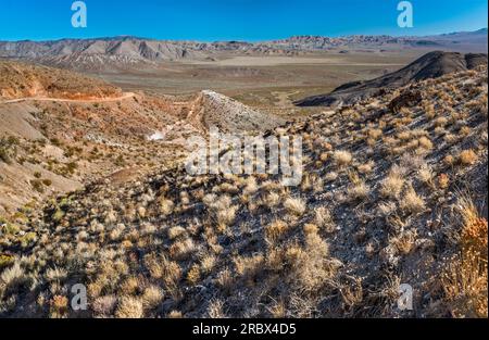 Last chance Canyon, vue depuis Big Pine Road entrant dans Hanging Rock Canyon, parc national de Death Valley, Californie, États-Unis Banque D'Images