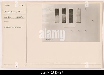 Sergent Schachelford effectuant un essai de corrosion sur l'acier pendant la première Guerre mondiale. La photographie a été prise par un photographe nommé Sunser le 1918 décembre. L'image fait partie du symbole de description Reed émis pour la documentation des activités militaires. La photographie porte le timbre de la taxe du 12/21/18 et est marquée comme 'H A NOTF 1252. Banque D'Images