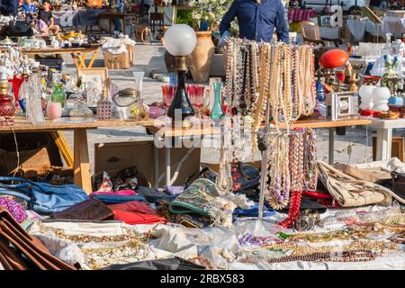 Vieux objets et bibelots dans un marché aux puces Banque D'Images