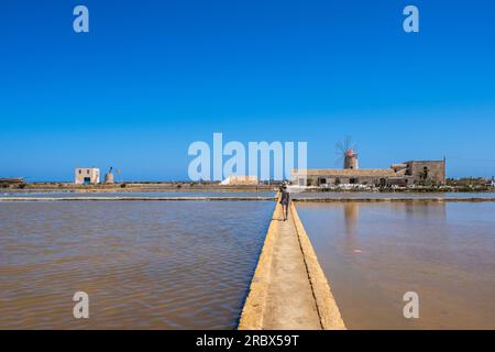 Étang d'évoporation du sel à Marsala, province de Trapani, Sicile Banque D'Images