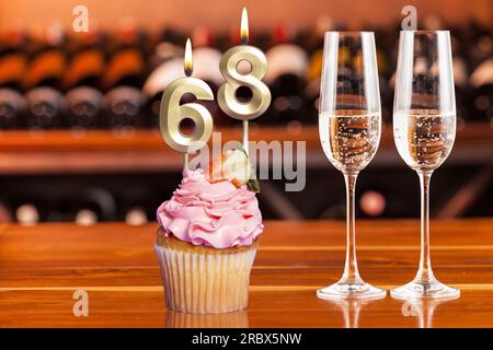 Cupcake avec numéro pour célébration d'anniversaire ou anniversaire ; numéro 68. Banque D'Images