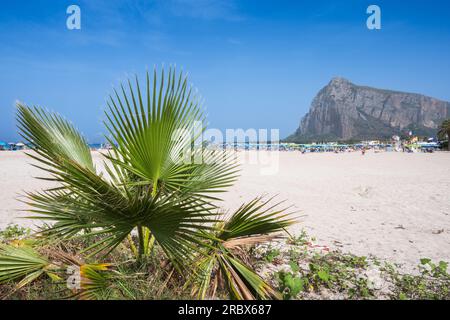 Plage de San Vito lo Capo et Monte Monaco en arrière-plan, Sicile, Italie Banque D'Images