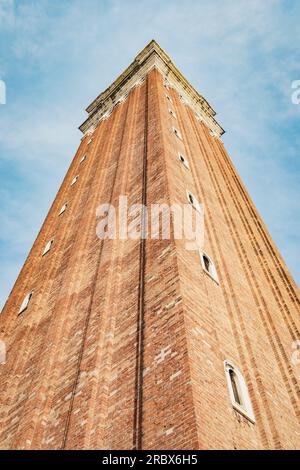 Détail architectural avec Campanile St Marc à Venise, Italie. Banque D'Images