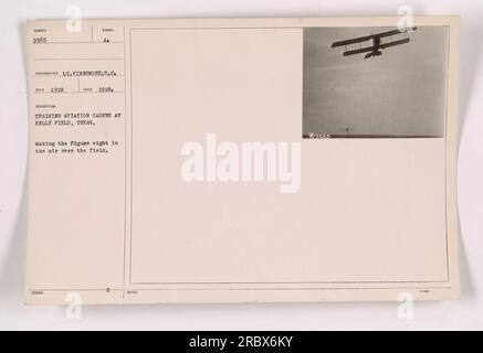 Des cadets de l'aviation à Kelly Field, au Texas, sont vus ici s'entraîner et effectuer des manœuvres aériennes en 1918. Le modèle de huit étant fait par l'avion vise à améliorer leurs compétences. Cette image, numérotée 9565 et enregistrée en 1918, a été capturée par le lieutenant Kingsmore et tombe sous le symbole SC. Banque D'Images