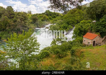 Les eaux coulantes et les magnifiques chutes d'eau du parc national de Krka, comté de Sibinik Knin, Croatie Banque D'Images