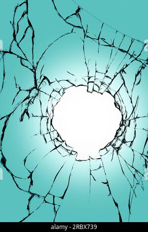 Vitrail avec un trou au milieu sur un fond bleu. Texture de fissures noires et fond blanc au centre. Banque D'Images