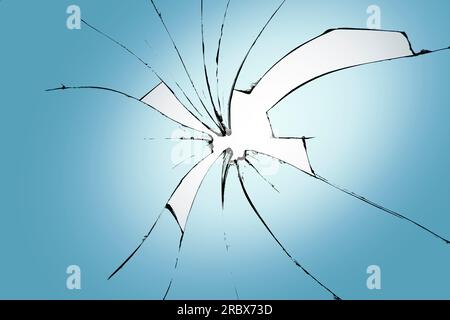 Verre cassé sur fond bleu, fissures dans le verre, fond abstrait avec un trou au centre Banque D'Images