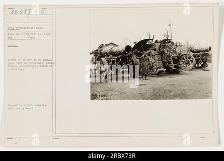 Gros plan de deux canons allemands de 42 cm laissés à Spincourt, Meuse, France selon les termes de l'armistice pendant la première Guerre mondiale La photographie a été prise le 17 novembre 1918, bien que la date exacte de l'autorisation du censeur de l'A.E.P. soit inconnue. Cette image est classée sous le numéro de référence 35087. Banque D'Images