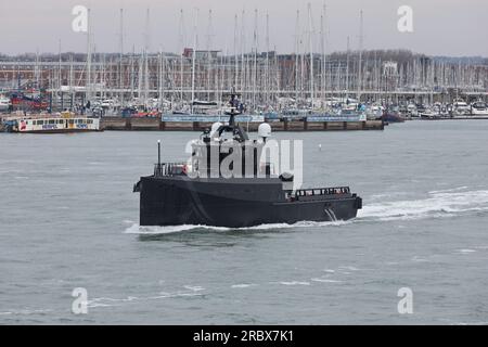 Le navire expérimental XV PATRICK BLACKETT (X01) de la Royal Navy quitte le port pour continuer son rôle de plateforme d’essais Banque D'Images