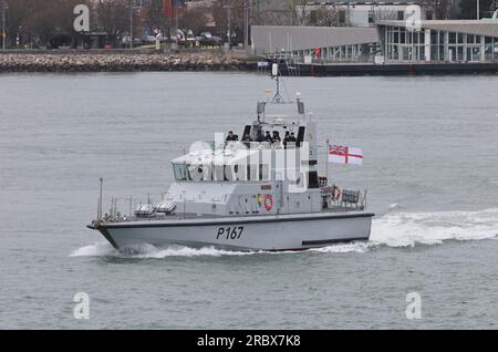 Le bateau d'entraînement rapide HMS EXPLOIT (P167) de la Royal Navy quitte le port avec des officiers en formation Banque D'Images