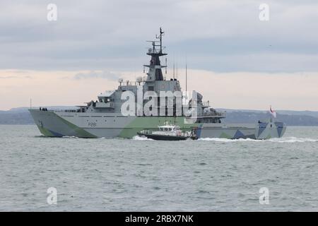 Un lancement reste près du côté du navire de patrouille offshore de classe Royal Navy River HMS TYNE (P281) prêt à débarquer le pilote de l'Amirauté Banque D'Images