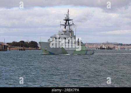 Le navire de patrouille offshore de classe Royal Navy River HMS TYNE (P281) quitte le port pour reprendre ses fonctions dans la Manche Banque D'Images