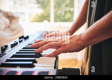 Piano, homme et mains sur touches pour la musique, le talent créatif et les compétences en home studio. Gros plan, musicien et jouant du clavier synthétiseur pour audio Banque D'Images