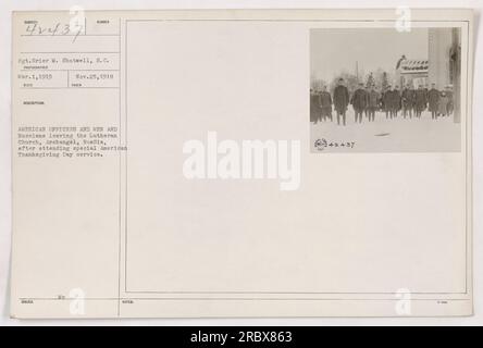 Le sergent Grier M. Shotwell, S.C., avec des officiers et des hommes américains, quittant l'église luthérienne à Archange, en Russie, après avoir assisté à un service spécial du jour de Thanksgiving américain. Photographie prise le 1 mars 1919. Cette image provient de la collection 'photographies des activités militaires américaines pendant la première Guerre mondiale'. (Numéro de publication : VC, 25 novembre 1918 ; photographe : Rico ; Notes : 01:342437 14 ¹ewsred) Banque D'Images