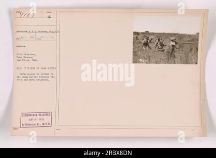 Les fantassins de la 40e division s'engagent dans une fausse bataille entre les 79e et 80e brigades au camp Kearny, San Diego, Californie, le 19 avril 1918. La photographie, prise par le lieutenant R. N. Jackson du signal corps, montre des soldats en action pendant l'exercice. Cette image a été censurée et publiée le 9 mai 1918 par la branche historique de la Division des plans de guerre. Banque D'Images