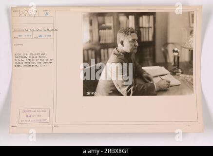 Le brigadier général Charles MCK Saltzman, signal corps, États-Unis, assis à son bureau dans le bureau du chef des transmissions, Département de la Guerre, Washington, DC. Photographie prise le 26 avril 1918 par le lieutenant E.M. deBerri, SIG. E.C. Cette image a été publiée le 2 mai 1918 par la Division War College. Banque D'Images