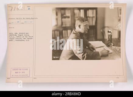 Le brigadier-général Charles MCK Saltzman du signal corps, aux États-Unis, est photographié dans son bureau du Département de la Guerre à Washington, DC. La photographie a été prise le 1 mai 1918 par le lieutenant E.M. de Berri du corps des signaux. L'image a été publiée le 2 mai 1918 par la Division War College. Banque D'Images