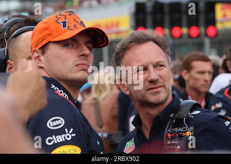 Max Verstappen (NED) Redbull Racing RB19 et Christian Horner (GBR) - RedBull Racing Team principal sur la grille avant le départ de la course Banque D'Images