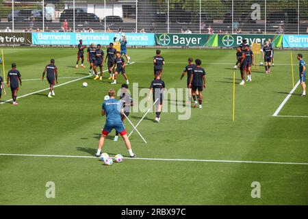 Leverkusen, Allemagne, 11.07.2023 : Bayer 04 Leverkusen commence à s'entraîner en préparation pour la saison 2023/24. Le Manager Xabi Alonso (Bayer 04 Leverkusen) prend le premier entraînement de la saison. LES RÈGLEMENTS DU LDF INTERDISENT TOUTE UTILISATION DE PHOTOGRAPHIES COMME SÉQUENCES D'IMAGES ET/OU QUASI-VIDÉO. Crédit : newsNRW / Alamy Live News Banque D'Images