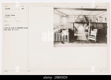 Vue intérieure d'une maison d'hôtesse dans un camp de l'armée aux États-Unis pendant la première Guerre mondiale. La photographie, prise par le signal corps, montre une salle avec des tables et des chaises. La Maison de l'hôtesse servait d'espace récréatif pour les soldats pour se détendre et socialiser pendant leur temps libre. Banque D'Images