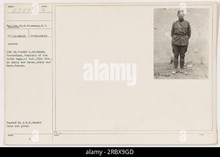 La photographie du sergent de 1e classe M. Fineberg (111-SC-27464) capture le 1e lieutenant phares M. Holdeman, aumônier protestant du 314e régiment d'infanterie, 79e division, stationné à Ambly sur Meuse, en France pendant la première Guerre mondiale La photo a reçu l'approbation de l'A.E.F. Censurer, mais la date exacte de la capture et d'autres détails n'ont pas été fournis. Il a été délivré sous le numéro de référence 327464. Banque D'Images