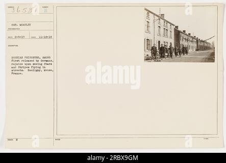 Les prisonniers de guerre russes réagissent avec joie en voyant le drapeau américain affiché dans les rues de Bouligny, Meuse, France. La photo a été prise le 18 novembre 1918 par le sergent McAuley, puis publiée le 5 février 1919. Légende : 111-SC-36531, sujet 6531, prisonniers russes célébrant la vue du vol des étoiles et des rayures. Banque D'Images