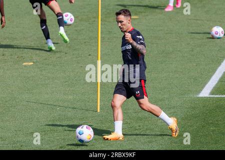 Leverkusen, Allemagne, 11.07.2023 : Bayer 04 Leverkusen commence à s'entraîner en préparation pour la saison 2023/24. Le Manager Xabi Alonso prend en charge la première séance d’entraînement de la saison. PHOTO : ALEJANDRO GRIMALDO LES RÈGLEMENTS DU LDF INTERDISENT TOUTE UTILISATION DE PHOTOGRAPHIES COMME SÉQUENCES D'IMAGES ET/OU QUASI-VIDÉO. Crédit : newsNRW / Alamy Live News Banque D'Images