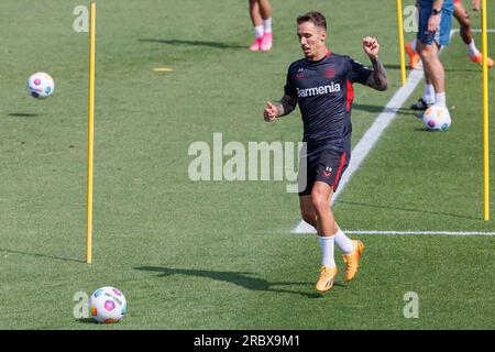 Leverkusen, Allemagne, 11.07.2023 : Bayer 04 Leverkusen commence à s'entraîner en préparation pour la saison 2023/24. Le Manager Xabi Alonso prend en charge la première séance d’entraînement de la saison. PHOTO : ALEJANDRO GRIMALDO LES RÈGLEMENTS DU LDF INTERDISENT TOUTE UTILISATION DE PHOTOGRAPHIES COMME SÉQUENCES D'IMAGES ET/OU QUASI-VIDÉO. Crédit : newsNRW / Alamy Live News Banque D'Images