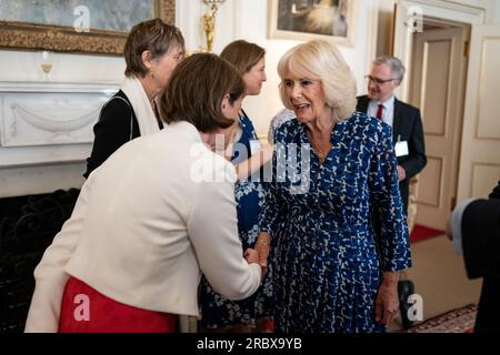 La reine Camilla accueille les invités lors d'une réception à Clarence House, à Londres, pour célébrer le 15e anniversaire de l'organisme caritatif First Story. Date de la photo : mardi 11 juillet 2023. Banque D'Images