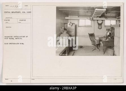 Cette photographie représente la salle principale du tableau de commutation des installations téléphoniques à fort Wayne, Detroit. Il a été pris par le photographe du signal corps le 4-2-19 et publié le 2-24-19. L'image porte le numéro 42990 dans la collection du département central. Banque D'Images