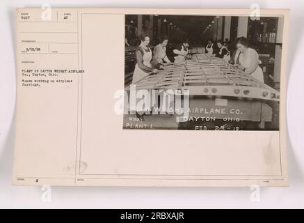 La légende de cette image pourrait être : travailleurs de la Dayton Wright Airplane Co. À Dayton, Ohio, occupés à construire des fuselages d'avions pendant la première Guerre mondiale, le 23 février 1918. Banque D'Images