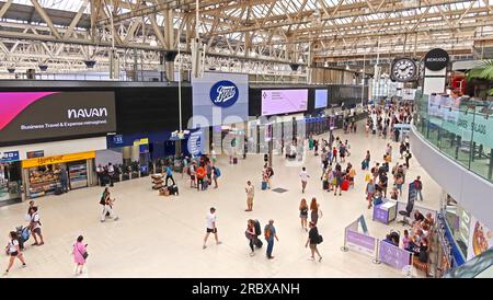 Gare de Waterloo, hall occupé, gare de Waterloo, Waterloo Rd, Lambeth, Londres, ANGLETERRE, ROYAUME-UNI, SE1 8SW Banque D'Images