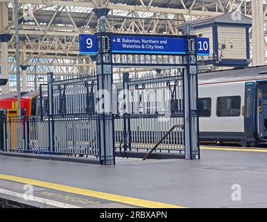 South Western Railway train TOC, à la gare de Waterloo, Londres, Angleterre, Royaume-Uni, SE1 8SW Banque D'Images