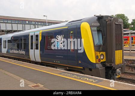 Train South Western Railway TOC, à la gare de Guildford, Angleterre, Royaume-Uni, GU1 4Tout Banque D'Images
