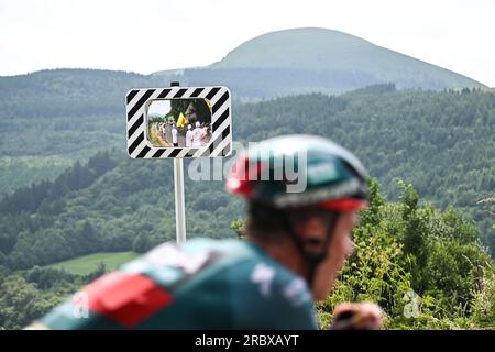 Issoire, France. 11 juillet 2023. L'illustration montre des fans de cyclisme dans un miroir de circulation pendant l'étape 10 du Tour de France, une course cycliste de 167 2 km de Vulcania à Issoire, France, mardi 11 juillet 2023. Le Tour de France de cette année aura lieu du 01 au 23 juillet 2023. BELGA PHOTO PETE GODING crédit : Belga News Agency/Alamy Live News Banque D'Images