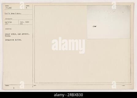 Formation volant à Kelly Field à San Antonio, Texas pendant la première Guerre mondiale. Cette image capture la coordination précise et le travail d'équipe parmi les pilotes de l'armée américaine. Prise en octobre 1918, elle illustre la formation et la discipline nécessaires aux missions aériennes pendant cette période. Banque D'Images