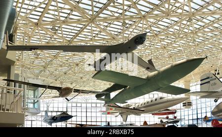 Boeing Insitu ScanEagle drone sans pilote et V1 bombe volante suspendue dans la Grande Galerie le Musée du vol Tukwila Seattle Washington State USA Banque D'Images