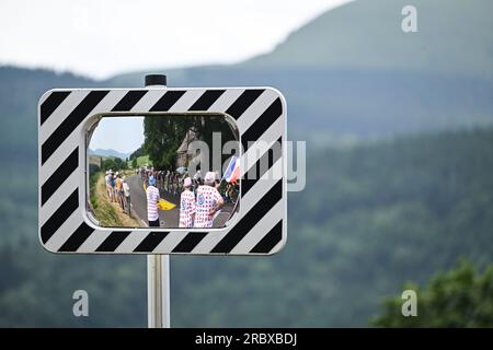 Issoire, France. 11 juillet 2023. L'illustration montre des fans de cyclisme dans un miroir de circulation pendant l'étape 10 du Tour de France, une course cycliste de 167 2 km de Vulcania à Issoire, France, mardi 11 juillet 2023. Le Tour de France de cette année aura lieu du 01 au 23 juillet 2023. BELGA PHOTO PETE GODING crédit : Belga News Agency/Alamy Live News Banque D'Images