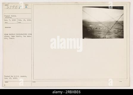 Une photographie prise le 15 octobre 1918, au Camp Travis à San Antonio, Texas, lors d'une fausse bataille. L'image capture une vue du champ de bataille depuis un avion. Il a été examiné et approuvé par le censeur du M.I.D. le 13 décembre 1918. Aucune autre remarque n'est fournie pour cette image. Banque D'Images