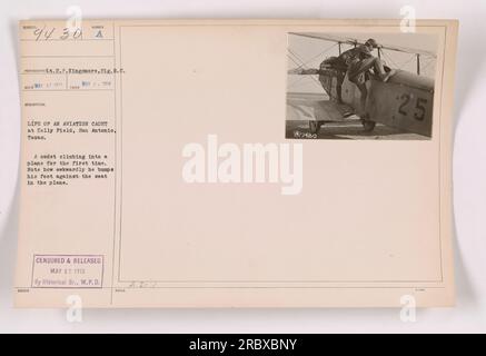 Un cadet de l'aviation à Kelly Field à San Antonio, au Texas, est vu sur la photo grimpant dans un avion pour la première fois. Il semble maladroit car il cogne accidentellement son pied contre le siège. Censuré et publié le 17 mai 1918 par la branche historique de la Division des plans de guerre. Note numéro : 9430. Banque D'Images