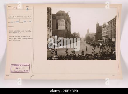 L'image montre le troisième Liberty Loan Parade à Washington D.C. le 26 avril 1918. La parade est vue en remontant Pennsylvania Avenue et tournant vers le nord dans la 15th St. La photo a été prise par le lieutenant E.M. deBerri du signal corps. Il a été censuré et publié par la branche historique de la Division des plans de guerre le 4 mai 1918. L'image mentionne également l'Hôtel Occidental avec un numéro de téléphone de 974 et un restaurant appelé Gener avec une adresse inconnue. Banque D'Images